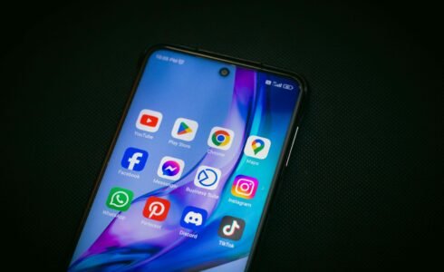 le montage video sur les plateforme de reseaux sociaux surtout dans le dormat 9/16 est a tout majeur dans la visibilité sur web